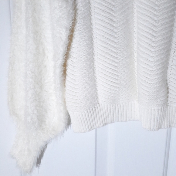 Marc New York  Andrew Marc Ivory knit fuzzy sleeves crew neck sweater, size Med - Picture 11 of 13